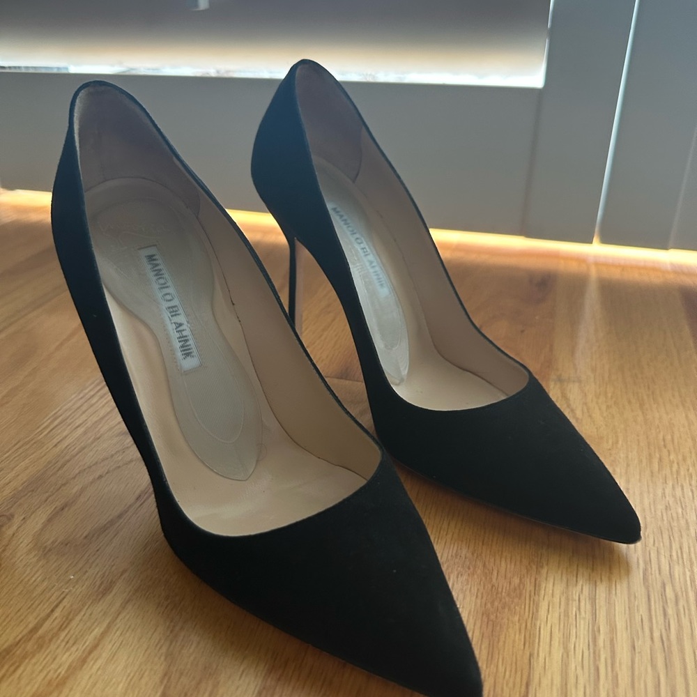 AUTHENTIC Manolo Black suede BB 105 pumps size 39